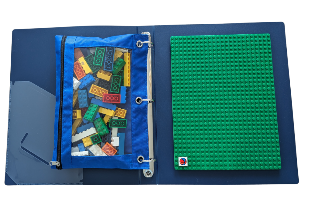 Un classeur bleu marine avec une plaque Lego verte et une trousse bleu (et transparente) avec des petits Lego dedans. Un jouet pour enfant original à utiliser dans les transports.