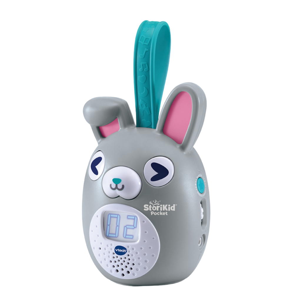 boîte à histoire pour enfant en forme de lapin gris. Avec une poignée de transport en silicone bleu/vert. 